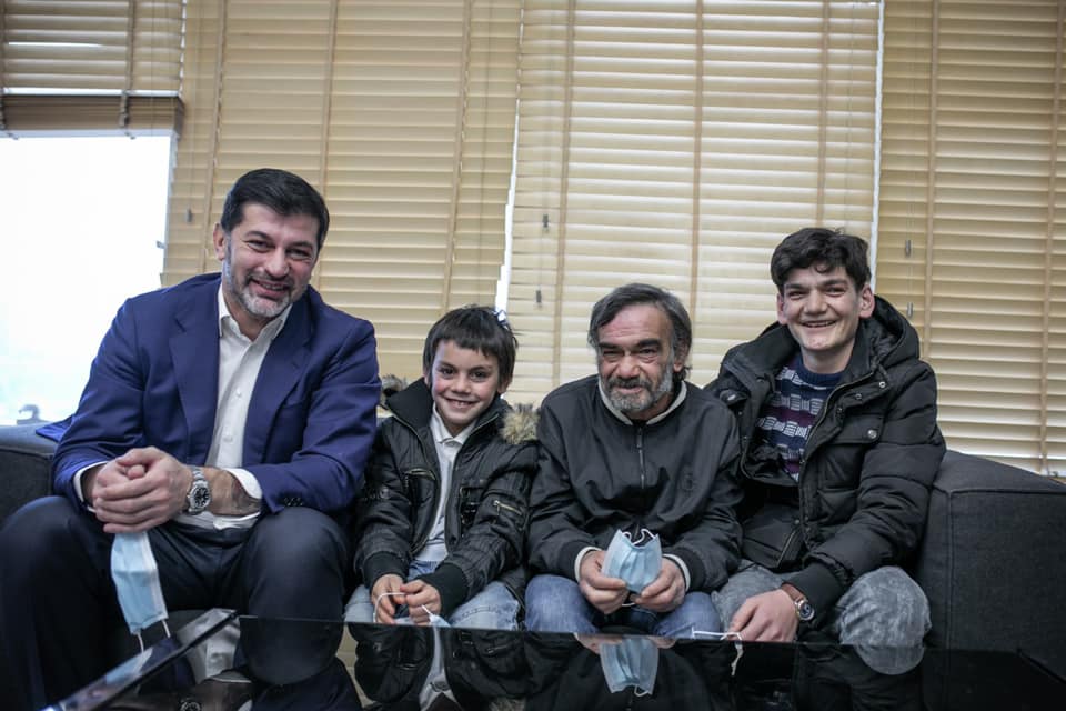 Каха Каладзе подарил квартиру мужчине в одиночку растящего шестерых детей
