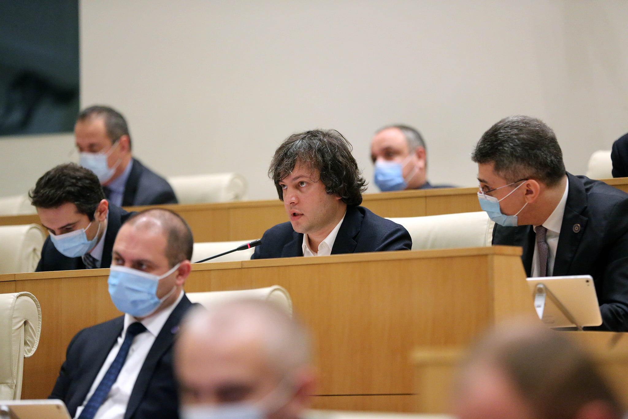 В парламенте Грузии рассмотрение законопроектов об отмене финансирования и регистрации оппозиционных партий отложено