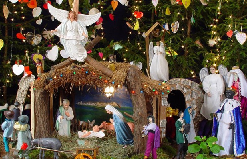 25 декабря христиане живущие по Григорианскому календарю празднуют Рождество Христово