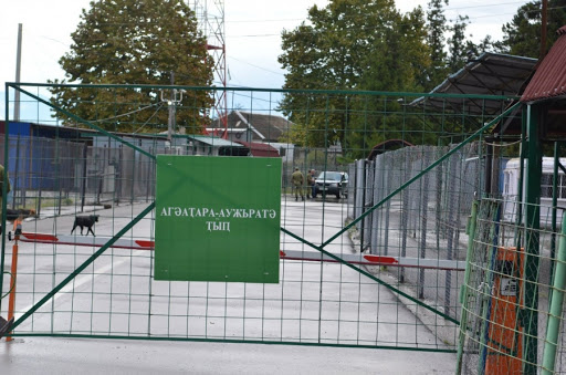 «Для прибывающих лиц обязательным будет прохождение на границе медико-санитарного контроля с обязательным предъявлением справки об отсутствии Covid-19, выданной лечебными учреждениями Грузии не позднее 72 часов (трое суток) до момента пересечения границы», — говорится в сообщении СГБ.