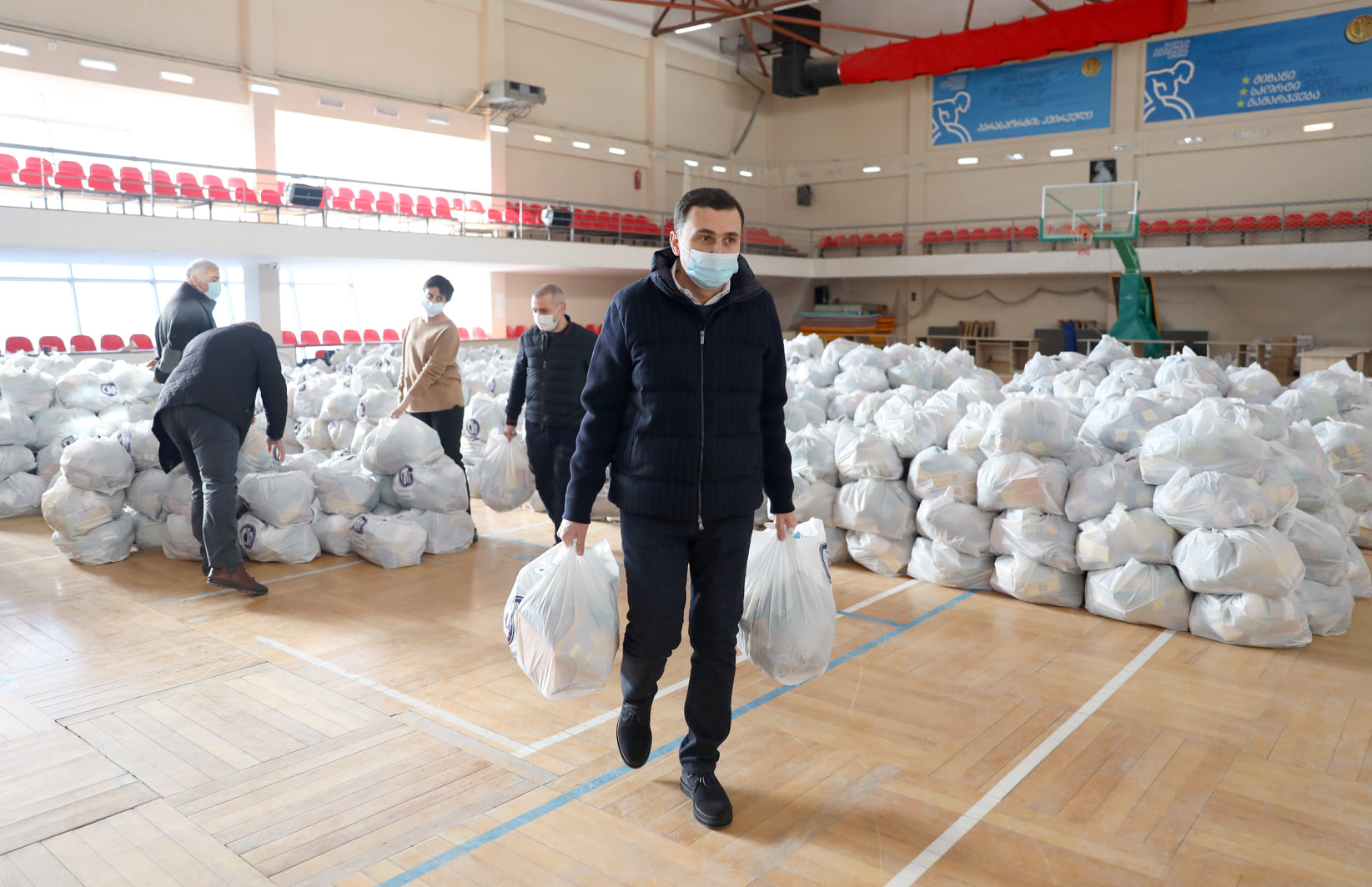 социально незащищенным многодетным семьям