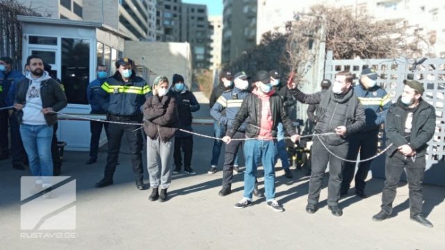 В Тбилиси прошла акция против запрета работы общественного транспорта