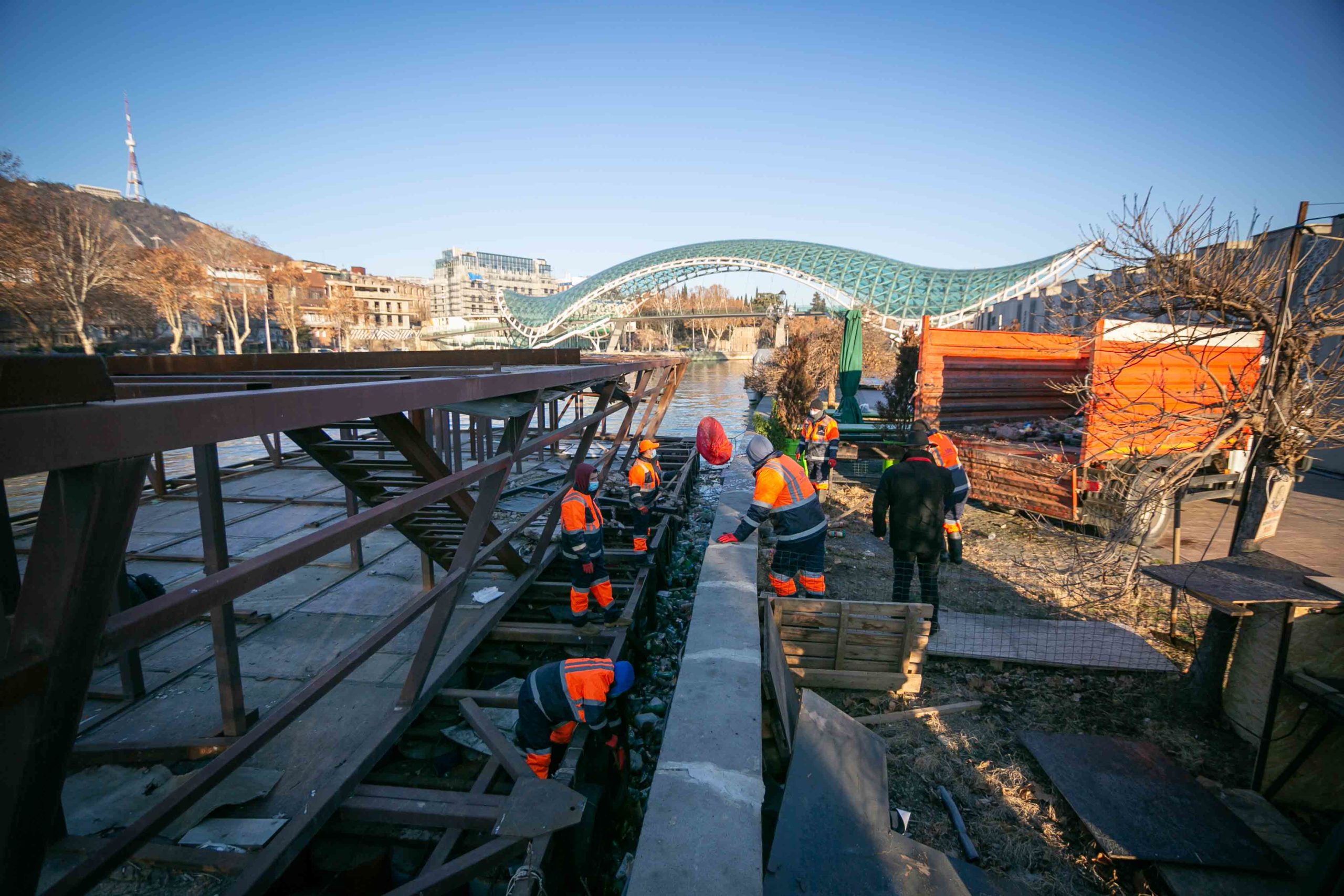 "Тбилсервис групп" очищает Куру от мусора и наносов