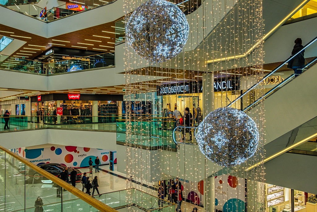 В Грузии 3го января 2021года снова закрываются торговые центры и непродовольственные магазины