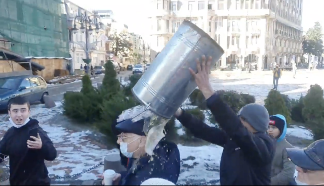 В Батуми закидали мусором депутата Верховного Совета Аджарии