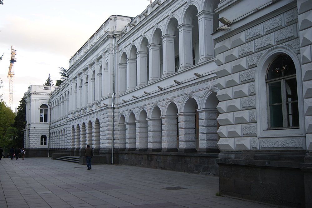 В Тбилиси начались восстановительные работы Национального дворца