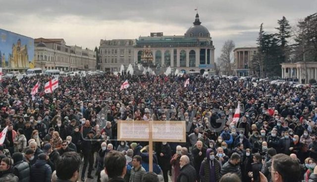 В Кутаиси прошла многотысячная акция против строительства Намахванской ГЭС
