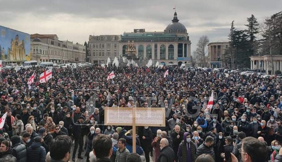 В Кутаиси прошла многотысячная акция против строительства Намахванской ГЭС