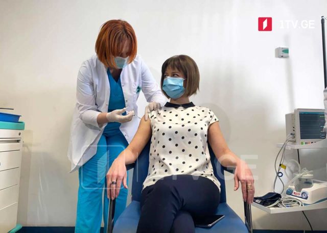 Министр здравоохранения Грузии сделала вакцину AstraZeneca в прямом эфире