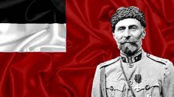 «Сегодня – день рождения Георгия Квинитадзе, национального героя Грузии, главнокомандующего Демократической Республики Грузия. Самоотверженный борец за свободу Родины, один из создателей современной грузинской армии, он не терял веры в восстановление независимости страны даже в самые тяжелые дни своего пребывания в изгнании. «Нет пули, которая меня убьет, потому что мои корни в стране, которая была убита и не умерла» — в этих его словах воплощена идея бессмертия Грузии, ее свободы и государственности», — написал премьер-министр страны в своем Facebook. Гарибашвили добавил, что для властей Грузии было большой честью, что в прошлом году им представилась возможность перезахоронить останки генерал-майора Георгия Квинитадзе на родине. Георгий Иванович Квинитадзе генерал-майор, главнокомандующий грузинской армией во время Советско-грузинской войны, начальник Тифлисского военного училища. Родился 21 августа 1874 года в Дагестане, сын героя Хивинского похода 1873 года полковника Ивана Семёновича Квинитадзе. Образование получил в Тифлисском кадетском корпусе, из которого выпущен 1 сентября 1892 года подпрапорщиком. Затем поступил в Константиновское военное училище, по окончании которого 8 августа 1894 года произведён в подпоручики и назначен в 152-й пехотный Владикавказский полк. Последовательно получил чины поручика (7 августа 1897 года) и штабс-капитана (7 августа 1901 года). В рядах 9-го Восточно-Сибирского стрелкового полка принимал участие в русско-японской войне, за отличие был награждён орденом св. Станислава 3-й степени с мечами и бантом (в 1905 году) и орденом св. Анны 4-й степени (в 1907 году), а также произведён в капитаны. По окончании военных действий поступил в Николаевскую академию Генерального штаба, которую окончил в 1910 году по 1-му разряду и был назначен командиром роты в 16-м гренадерском Мингрельском полку. С 1 апреля 1912 года состоял обер-офицером для особых поручений при штабе Кавказского военного округа. 6 декабря того же года награждён орденом св. Анны 3-й степени. С началом Первой мировой войны принимал участие в военных действиях против турок в Закавказье, за отличие 15 июня 1915 года произведён в подполковники. 25 июня того же года назначен исполняющим должность начальника штаба 4-й Кавказской стрелковой дивизии, 6 декабря 1916 года произведён в полковники. С августа 1917 года — командир 15-го Кавказского стрелкового полка, с осени того же года командовал бригадой в 3-й пехотной дивизии Грузинского корпуса. За отличие в Эрзерумской операции награждён золотой саблей с надписью «За храбрость» (Приказ по армии и флоту от 31 июля 1917 года) и орденом св. Георгия 4-й степени (Постановление Петроградской Георгиевской думы от 27 сентября 1917 года). В октябре 1917 года произведён в генерал-майоры. Также за отличия во время Первой мировой войны был награждён орденами св. Станислава 2-й степени, св. Анны 2-й степени, св. Владимира 4-й степени. 11 января 1918 года был назначен генерал-квартирмейстером Кавказского фронта, затем заместитель военного министра Закавказской республики. С образованием летом 1918 года грузинской армии Квинитадзе перешёл туда на службу и последовательно занимал должности помощника военного министра, командира 1-й дивизии, генерал-губернатора Абхазии, командующего войсками побережья Чёрного моря, начальника Тифлисского военного училища, главнокомандующего армией Грузии. В феврале—марте 1921 года организовывал сопротивление наступающим частям Красной армии. В 1921 году, с падением независимости Грузии, эмигрировал в Константинополь, в 1922 году — во Францию. В эмиграции работал на заводе грампластинок, занимался производством и продажей мацони. Председатель Объединения бывших воспитанников Тифлисского кадетского корпуса, член Союза Российских кадетских корпусов, член Союза Георгиевских кавалеров. В 2013 году посмертно награждён орденом Национального героя. Звание Национального героя является наиболее почётным государственным званием в Грузии, которое присуждается за выдающиеся, героические действия. Вместе со званием Национального героя Грузии вручается орден Национального героя Грузии. Скончался 7 августа 1970 года в Шату, похоронен на местном кладбище. В 2021 году на родине с воинскими почестями был перезахоронен в Мтацминдском пантеоне. 