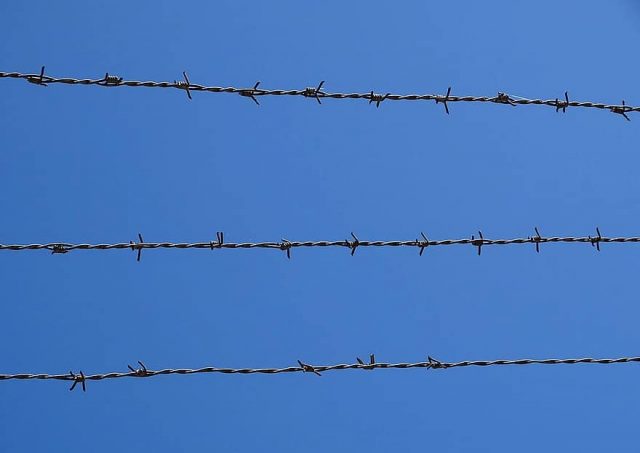 Заключенный отнял у конвоира пистолет и выстрелил себе в голову