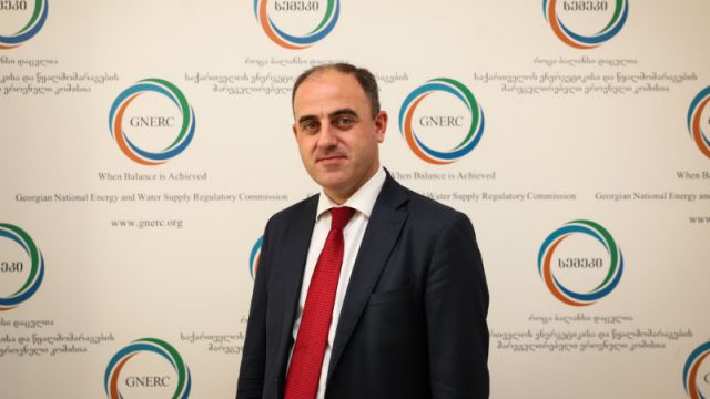 Начинает функционировать новая энергетическая биржа с ежедневными торгами С 1 сентября 2022 года в Грузии начнет функционировать новая энергетическая биржа с ежедневными торгами. Это позволит привлечь больше инвестиции в энергетическую отрасль. Более того, процесс формирования цен на электроэнергию станет более прозрачным. Реформа электроэнергетического рынка позволит покупать электроэнергию по более дешевой цене в непиковые часы, заявил председатель Национальной комиссии по регулированию энергетики и водоснабжения Грузии (GNERC) Давид Нармания. "Основное преимущество почасовой торговли заключается в том, что энергия будет намного дешевле в непиковые часы, чем в часы пик. Соответственно, они смогут планировать свое производство и деятельность таким образом, чтобы производить продукцию с более дешевой энергией", – сказал Нармания. Глава регулятора отметил, что это позволит снизить себестоимость продукции, что является одним из плюсов реформы. Рынок представляет собой торги электроэнергией в европейском стиле, где потребители и поставщики будут совершать сделки на бирже. По словам Нармания, первый этап – выход на рынок 22 крупнейших компаний. "Если раньше эти потребители покупали энергию у "Теласи" и "Энерго-Про", а позже у "Телмико" и "Энерго-Про", после открытия рынка эти 22 компании будут покупать энергию на рынке", – пояснил Нармания. Согласно новшеству, потребители смогут днем ранее подать заявку на покупку энергии на следующий день. На рынке будут поставщики электроэнергии – ГЭС, ТЭЦ, импортеры, у которых будет энергия для продажи, а рыночная цена будет устанавливаться исходя из спроса и предложения. Первая Энергетическая биржа в Грузии основана в 2019 году. Ею управляют "Государственная электросистема Грузии" и "Коммерческий оператор электроэнергетической системы", которые владеют по 50% долей в организации. Внедрением ежедневных торгов биржа займется с помощью программного обеспечения консультационной компании Nord Pool Consulting. Внедрение свободных, конкурентоспособных и часовых энергетических рынков является частью той реформы, которую Грузия должна осуществить в рамках условий объединения в энергетическом содружестве. Потребление электроэнергии в Грузии растет из года в год. Эксперты полагают, что к 2030 году потребление электроэнергии вырастет почти на 70% и достигнет 22 миллиардов киловатт-часов. Поэтому реализация реформ в сфере энергетики – важный приоритет местного правительства.