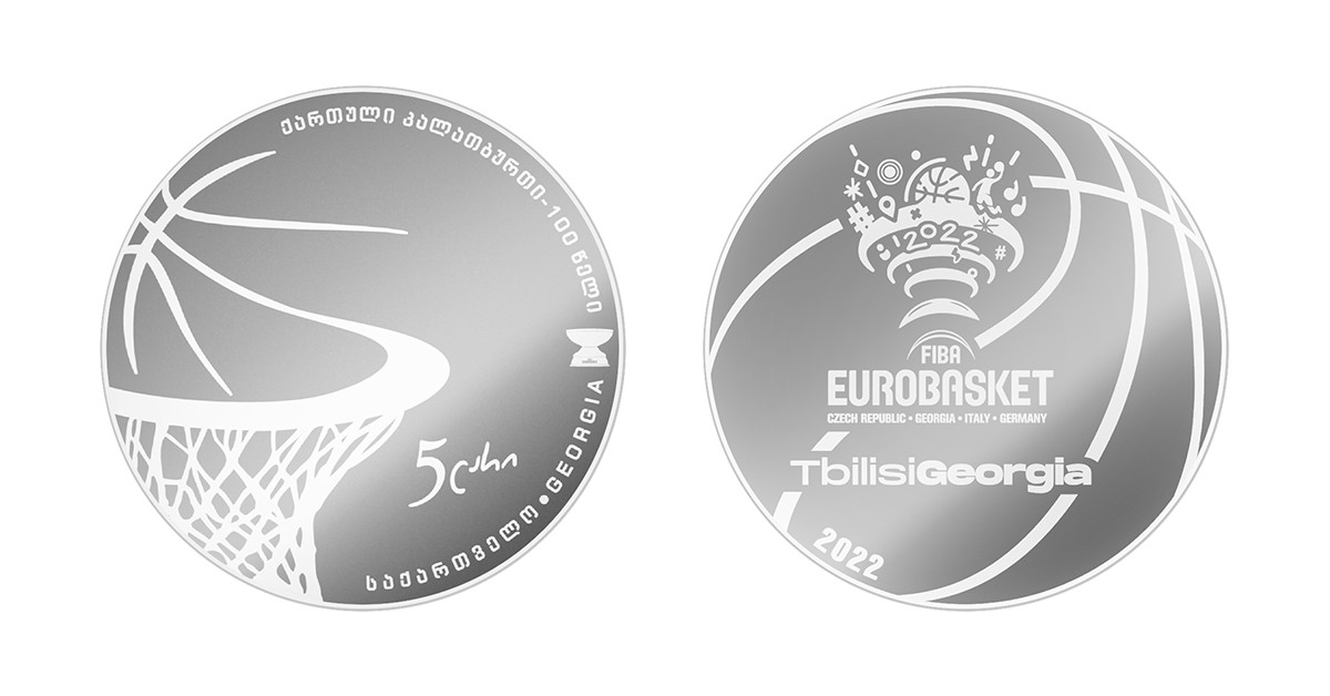 Национальный банк с 22 августа начинает реализацию монеты, посвященной "Евробаскету 2022" и 100-летию грузинского баскетбола, говорится в сообщении регулятора. Коллекционная монета Евробаскет 2022 Нацбанка Грузии - Sputnik Грузия, 1920, 20.08.2022 Коллекционная монета "Евробаскет 2022" Нацбанка Грузии © National Bank of Georgia Монета номиналом пять лари выполнена в серебре и ее стоимость составит 70 лари. Монета была выпущена тиражом 5 тысяч экземпляров и отчеканена в Германии. Приобрести монету с 22 по 28 августа можно будет в интернет-магазине банка по предварительному заказу. С 29 августа монета появится в кассовом центре и музее Нацбанка. Монета "Евробаскет 2022" – первая в Грузии монета, продаваемая по предварительному заказу. Заказать монету можно было еще в 2021 году до утверждения дизайна и чеканки. Чемпионат Европы по баскетболу 2022 года пройдет в четырех странах – Грузии, Италии, Германии и Чехии.