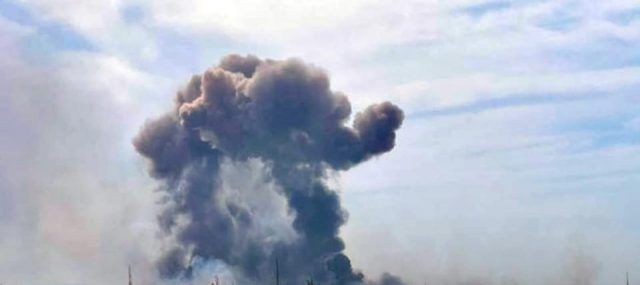 Российские военные вывозят свои семьи из оккупированного Мелитополя - мэр Федоров 15.08.2022 15:15. Просмотрено 1015 раз. За сегодня — 147 раз.Цей матеріал доступний українською Российские военные вывозят свои семьи из оккупированного армией россии Мелитополя. Об этом заявил во время телемарафона 15 августа мэр города Иван Федоров, - сообщает Би-би-си. "После того, как партизаны и ВСУ активно отработали еще одну неделю, российские военные вывозят свои семьи из города", – заявил он. При этом Федоров отметил, что российские войска активно перемещаются из Херсона в Мелитополь. В воскресенье власти Херсона сообщили, что большинство представителей военного командования россиян покинуло город. Первый заместитель главы областного совета Юрий Соболевский заявил, что украинская артиллерия уничтожила мосты через Днепр в Херсонской области и что все главные дороги находятся под огневым контролем ВСУ. "Видимо это и стало основной причиной того, что военное командование покинуло Херсон", - сказал он, выступая в эфире телемарафона. До этого украинские военные заявили, что снова нанесли удар по Антоновскому автомобильному мосту в Херсоне. Соболевский утверждает, что теперь этот мост невозможно перейти даже пешком. О том, что российские командиры покидают Херсон, говорил и глава Николаевской военной администрации Виталий Ким в субботу. По его словам, российское командование перемещается "за Днепр".