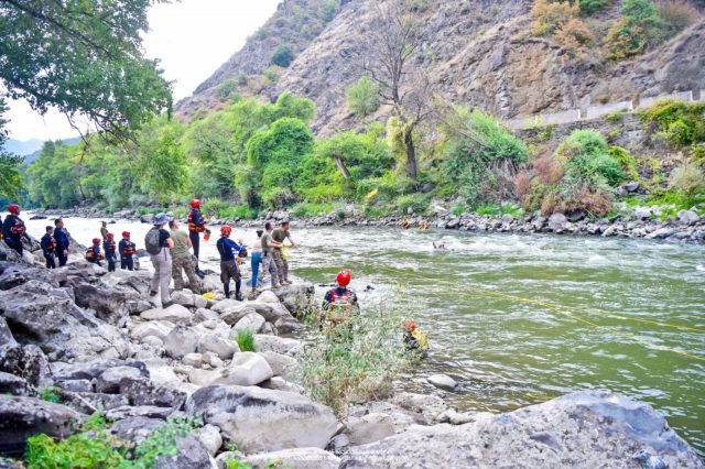В Грузии американские инструкторы провели учения на воде и в горной местности