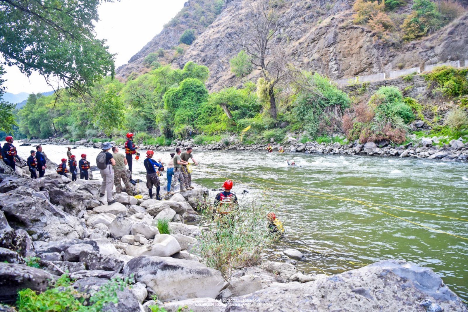 В Грузии американские инструкторы провели учения на воде и в горной местности