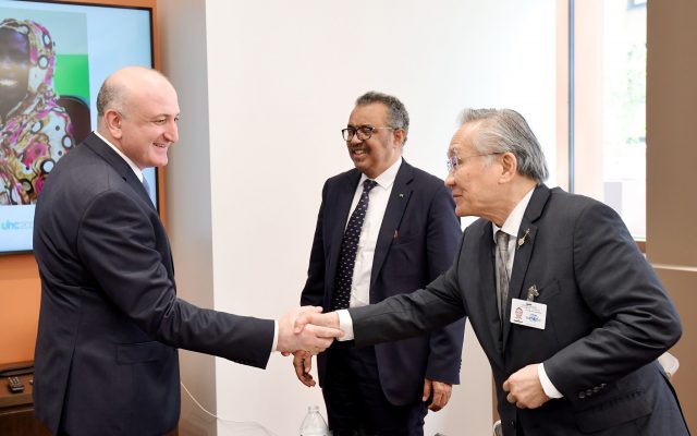 Азарашвили принял участие в министериале глобального здравоохранения Министр здравоохранения Грузии Зураб Азарашвили в рамках своего официального визита в США принял участие в третьем ежегодном министериале группы друзей всеобщего и глобального здравоохранения в качестве сопредседателя мероприятия. На встрече высокого уровня Азарашвили выступил с речью, в которой коснулся программы всеобщего здравоохранения Грузии и отметил, что в стране госфинансирование касается приблизительно 95% населения. "Помимо всеобщего здравоохранения, у государства есть другие "вертикальные программы", целью которых является обеспечение географическим доступом к превентивным сервисам, иммунизации, раннему выявлению заболевания и скринингу. Программы включают неограниченный финансовый доступ на сервис туберкулеза, HIV и гепатита С", – заявил Азарашвили. На министериале глава грузинского Минздрава также коснулся вопроса новой стратегии здравоохранения Грузии, которая была утверждена в мае 2022 года. По словам министра, документ включает амбициозные, но реалистичные цели, направленные на усиление систем здравоохранения. "В начале года правительство Грузии начало реформы, чтобы создать модель системы здравоохранения, ориентированной на пациента. Проходящие изменения касаются усиления первичного здравоохранения, внедрения новых механизмов финансирования в больницах, регулирования цен на необходимые медикаменты для управления незаразных заболеваний и рака", – отметил Азарашвили. По словам министра, правительство собирается еще больше улучшить госпрограмму здравоохранения и сделать пакеты более всеобъемлющими. Азарашвили провел трехстороннюю встречу с главой ВОЗ и министром иностранных дел, вице-премьером Тайланда Доном Праматвинаем. Зураб Азарашвили обсудил на встрече с главой Всемирной организации здравоохранения (ВОЗ) Тедросом Аданом Гебрейесусом вопрос пандемии коронавируса, ее результаты и ожидания. На встрече с главой ВОЗ Азарашвили, в частности, отметил, что в течение определенного времени коронавирус испытал значительный регресс, стал эндемическим вирусом и останется среди людей как сезонный грипп. Вместе с Азарашвили в министериале, проходящем в Нью-Йорке, прининяли участие глава администрации министерства здравоохранения Георгий Энукидзе и профессор, эпидемиолог Акакий Абутидзе.