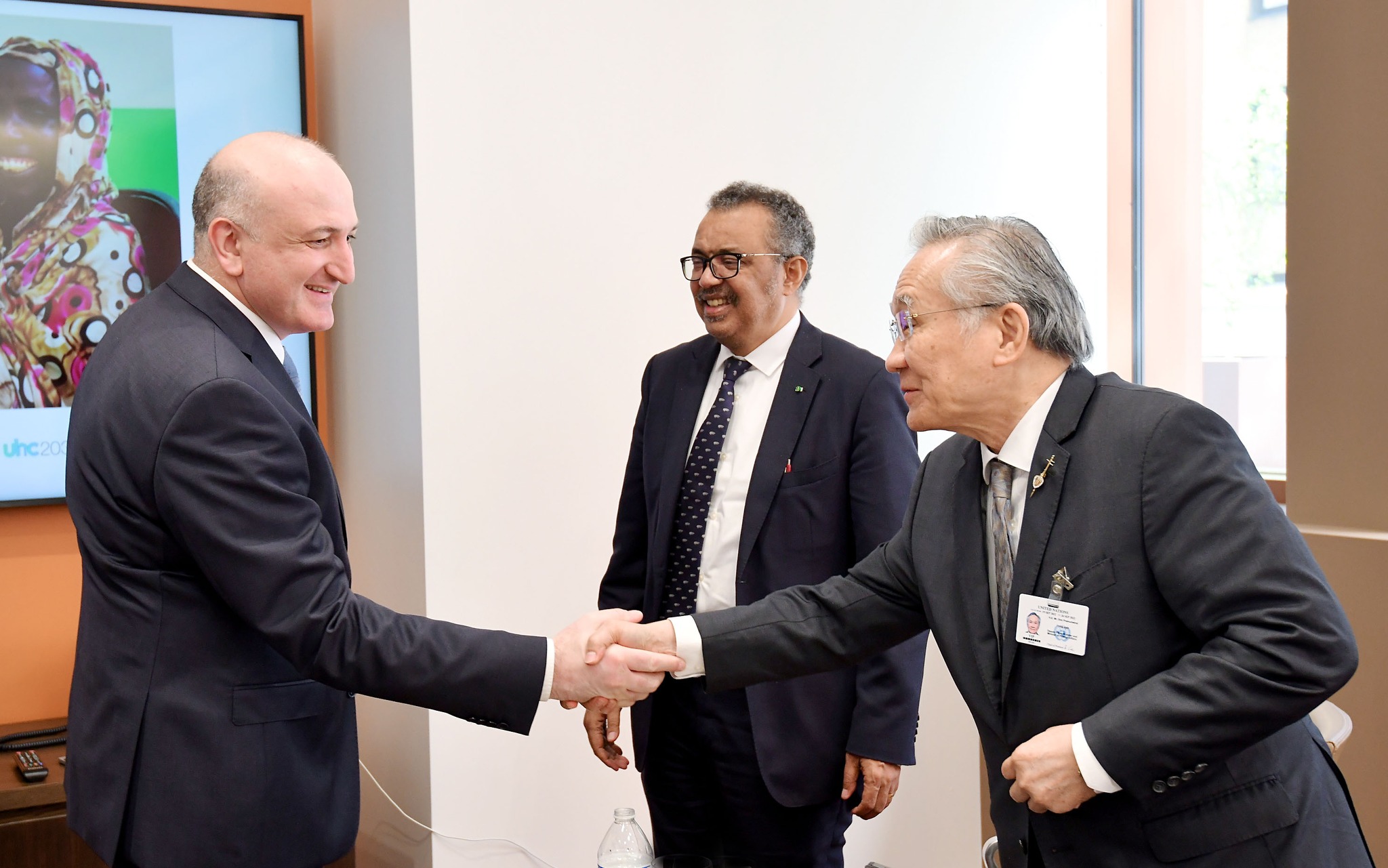 Азарашвили принял участие в министериале глобального здравоохранения Министр здравоохранения Грузии Зураб Азарашвили в рамках своего официального визита в США принял участие в третьем ежегодном министериале группы друзей всеобщего и глобального здравоохранения в качестве сопредседателя мероприятия. На встрече высокого уровня Азарашвили выступил с речью, в которой коснулся программы всеобщего здравоохранения Грузии и отметил, что в стране госфинансирование касается приблизительно 95% населения. "Помимо всеобщего здравоохранения, у государства есть другие "вертикальные программы", целью которых является обеспечение географическим доступом к превентивным сервисам, иммунизации, раннему выявлению заболевания и скринингу. Программы включают неограниченный финансовый доступ на сервис туберкулеза, HIV и гепатита С", – заявил Азарашвили. На министериале глава грузинского Минздрава также коснулся вопроса новой стратегии здравоохранения Грузии, которая была утверждена в мае 2022 года. По словам министра, документ включает амбициозные, но реалистичные цели, направленные на усиление систем здравоохранения. "В начале года правительство Грузии начало реформы, чтобы создать модель системы здравоохранения, ориентированной на пациента. Проходящие изменения касаются усиления первичного здравоохранения, внедрения новых механизмов финансирования в больницах, регулирования цен на необходимые медикаменты для управления незаразных заболеваний и рака", – отметил Азарашвили. По словам министра, правительство собирается еще больше улучшить госпрограмму здравоохранения и сделать пакеты более всеобъемлющими. Азарашвили провел трехстороннюю встречу с главой ВОЗ и министром иностранных дел, вице-премьером Тайланда Доном Праматвинаем. Зураб Азарашвили обсудил на встрече с главой Всемирной организации здравоохранения (ВОЗ) Тедросом Аданом Гебрейесусом вопрос пандемии коронавируса, ее результаты и ожидания. На встрече с главой ВОЗ Азарашвили, в частности, отметил, что в течение определенного времени коронавирус испытал значительный регресс, стал эндемическим вирусом и останется среди людей как сезонный грипп. Вместе с Азарашвили в министериале, проходящем в Нью-Йорке, прининяли участие глава администрации министерства здравоохранения Георгий Энукидзе и профессор, эпидемиолог Акакий Абутидзе.