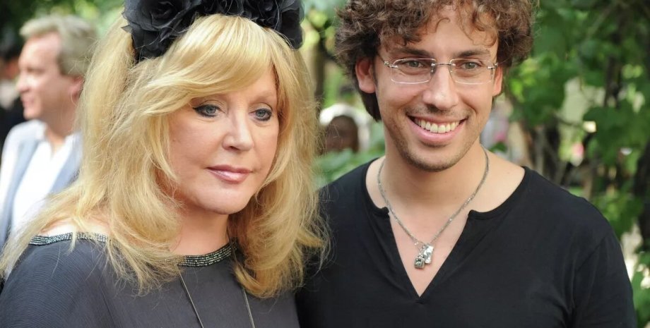 Алла Пугачева просит Минюст РФ "зачислить ее в ряды иноагентов"