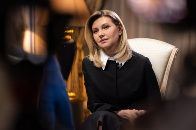 Мы знаем, за что воюем – Елена Зеленская в интервью BBC 27 ноября 2022 года - 12:03 Мы знаем, за что воюем – Елена Зеленская в интервью BBC Первая леди Украины Елена Зеленская в Киеве дала интервью журналистам британской телерадиовещательной корпорации BBC. Она рассказала о настроениях украинцев в период массовых отключений электроэнергии, вызванных российскими обстрелами критической инфраструктуры. «У нас было уже столько испытаний, что любой блекаут – точно не самое страшное, что случалось. Мы научились жить, не откладывая ничего на потом, делать необходимое здесь и сейчас», – отметила супруга Президента. «Очень верю в то, что психологи называют посттравматическим ростом, – когда из испытаний мы выходим более сильными. Мы точно изменились и закалились. Украинцы держатся в самые сложные времена. Потому что мы знаем, за что воюем», – добавила первая леди.