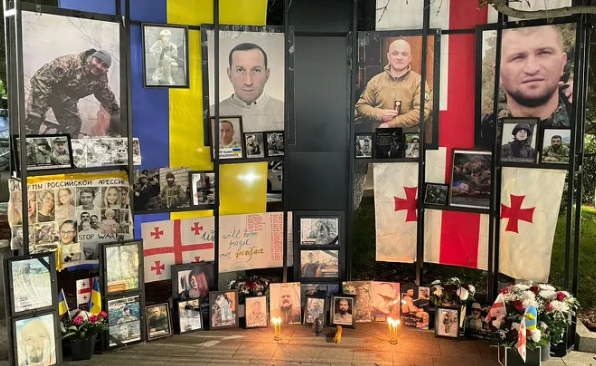 Мэрия Тбилиси убрала с проспекта Руставели фотографии погибших в Украине бойцов