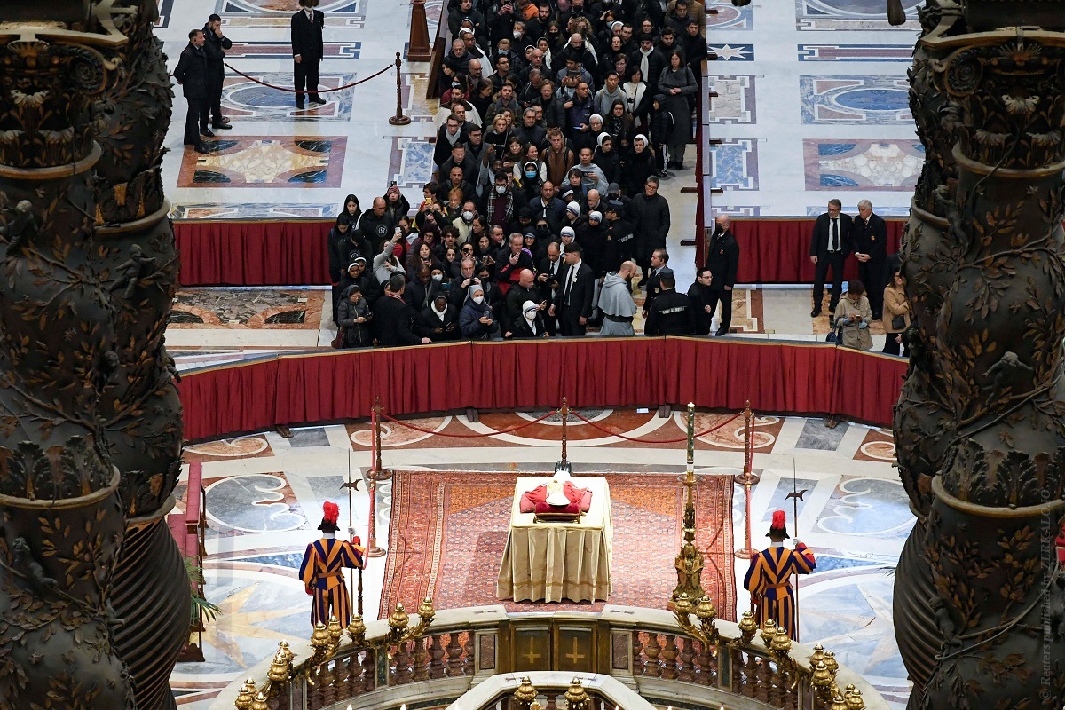 В Ватикане прощаются с Папой Римским Бенедиктом XVI