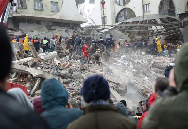 Грузия отправляет в Турцию для помощи после землетрясения спасателей и технику