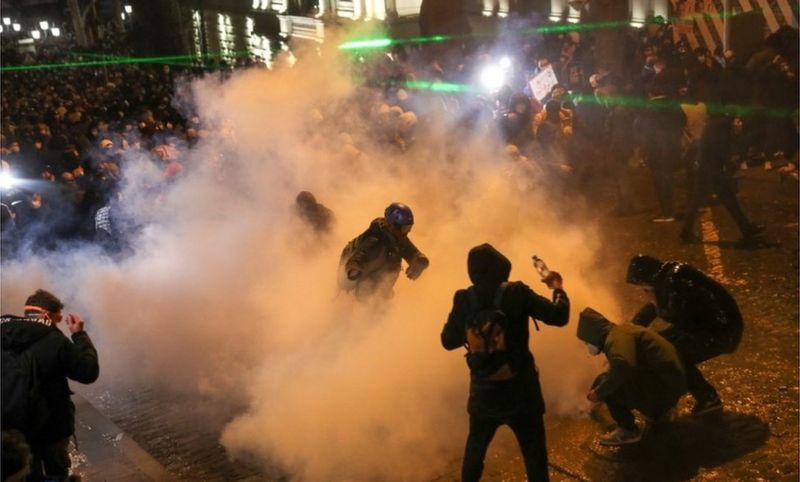 Акция на Руставели разогнана, полиция вновь применила водометы и слезоточивый газ