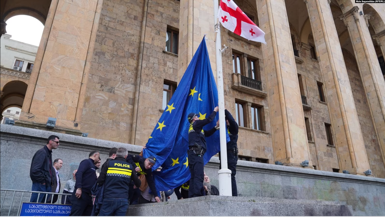 У здания парламента Грузии вновь устанавлен флаг Евросоюза