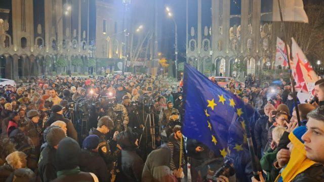 Перед зданием парламента Грузии прошла акция против «российского закона об иноагентах»