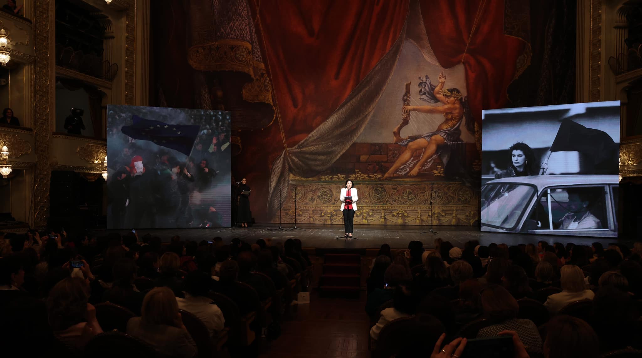 Президент Грузии наградила почетными медалями Нану Махарадзе и Нану Малашхия