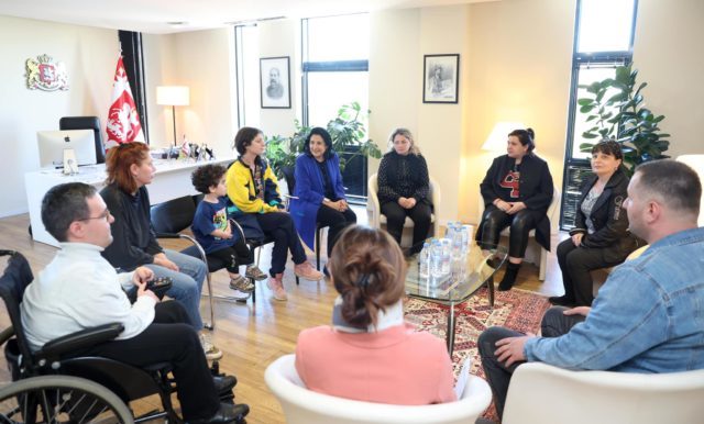 Зурабишвили выразила “полную поддержку” родителям детей с ахондроплазией