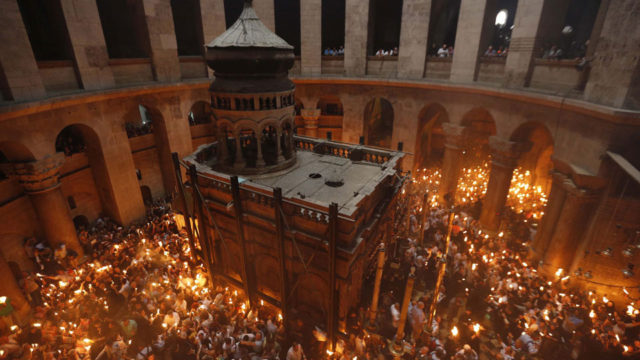 В Иерусалиме сошел благодатный огонь