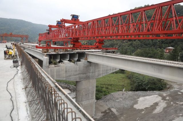 На Рикотском перевале демонтирована одна из опор строящегося моста