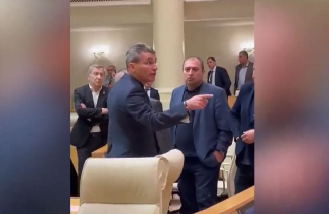 В парламенте Грузии депутатов "Мечты" осыпали российскими рублями
