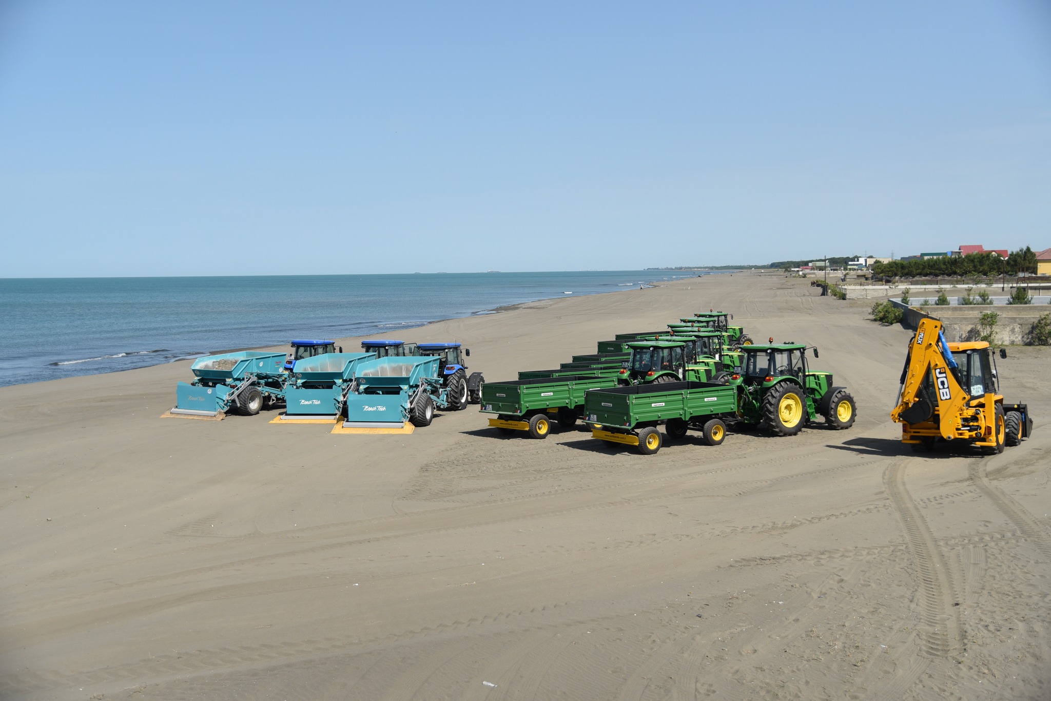 Власти Грузии приступили к уборке черноморских пляжей