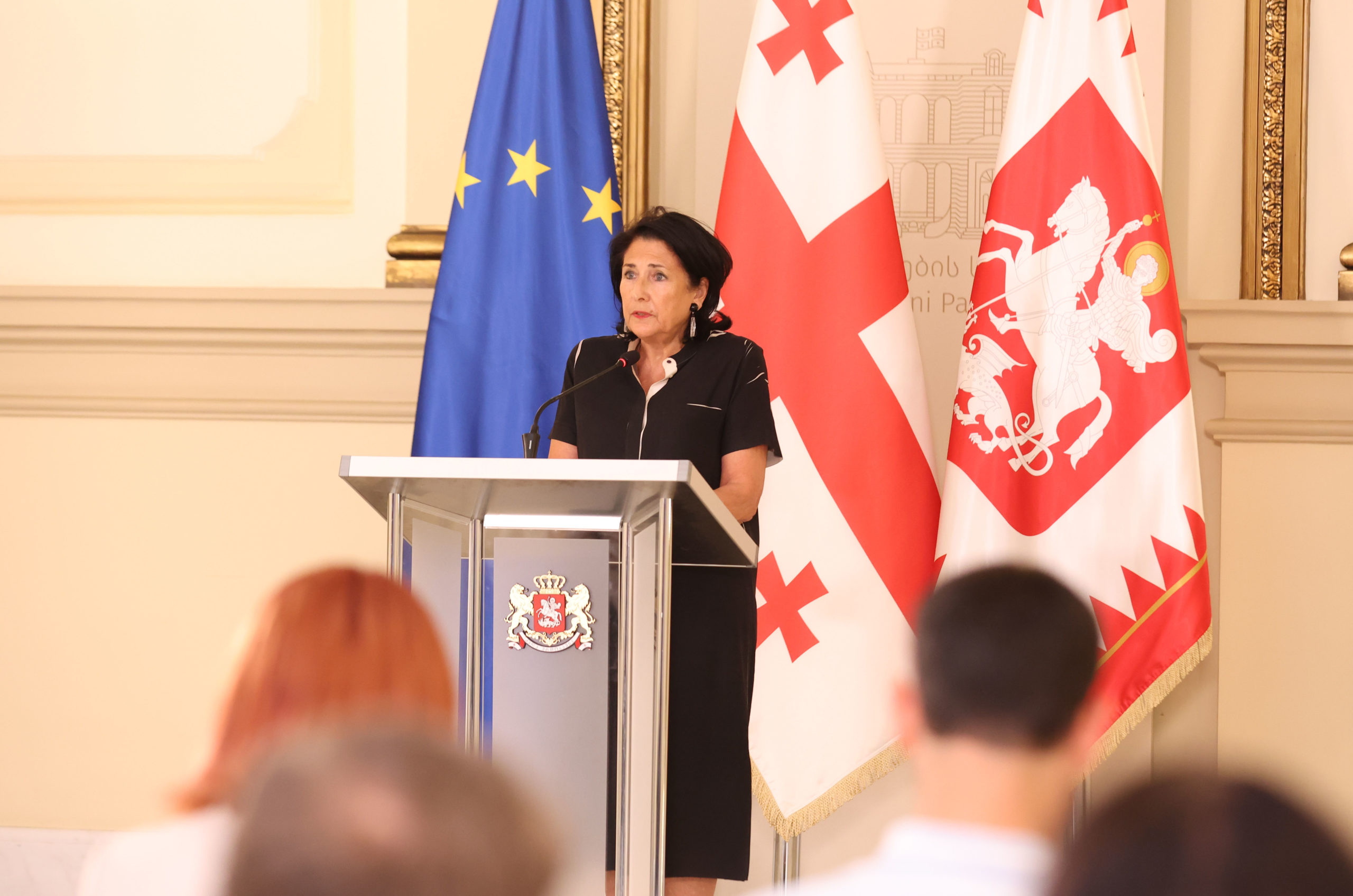 Зурабишвили предложила автоматически возвращать грузинское гражданство выходцам из Грузии Москва. 1 июля. INTERFAX.RU - Выходцам из Грузии, имеющим гражданство другой страны, необходимо максимально упростить получение грузинского гражданства, считает президент республики Саломе Зурабишвили. "В настоящее время в различных странах проживают более полутора миллионов выходцев из Грузии, которые или потеряли грузинское гражданство, или приняли гражданство другой страны. Если мы хотим исправить демографическую ситуацию, мы должны всем этим лицами предоставить грузинское гражданство, без потери имеющегося", - сказала она журналистам в субботу. При этом Зурабишвили отметила, что возвращение утерянного грузинского гражданства должно происходить "фактически автоматически, если то или иное лицо не представляет угрозу государству". Президент также подчеркнула, что упрощенная процедура возврата гражданства должна распространяться и на выходцев из Грузии, проживающих в России. "Вместе с тем я категорически блокирую предоставление нашего гражданства российским гражданам, прибывающим в нашу страну с инвестициями, за счет которых по нашему законодательству они могут рассчитывать на получение и нашего гражданства. Необходим тщательный контроль за этой категорией русских, которые не всегда из России, но из Кипра, Израиля и других стран", - сказала Зурабишвили. Согласно 12-й статье Конституции Грузии, гражданин республики не может одновременно являться гражданином другого государства.