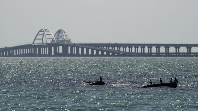 На Крымском мосту прозвучали взрывы, движение транспорта остановлено