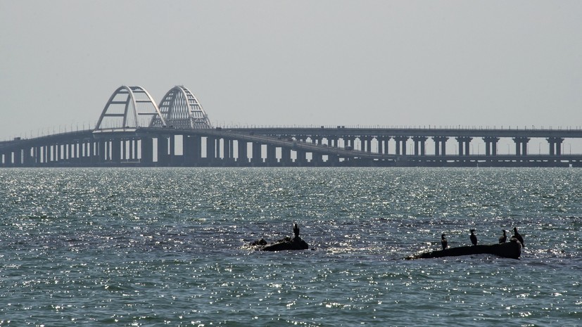 На Крымском мосту прозвучали взрывы, движение транспорта остановлено