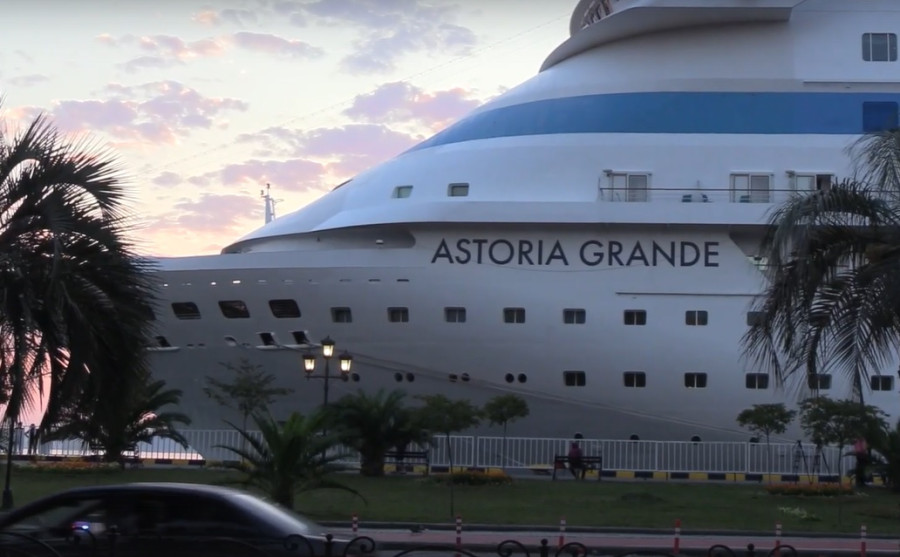 В Батуми полиция задержала протестующих против лайнера с россиянами