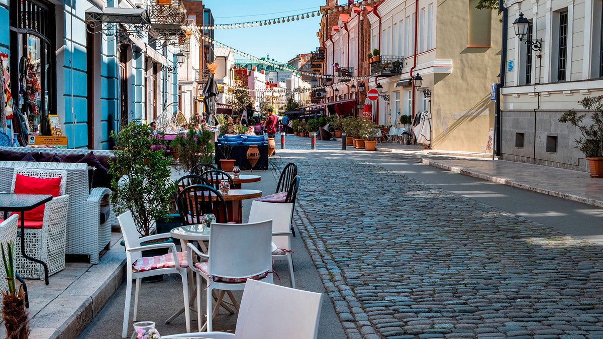 Мэрия Тбилиси призвала открытым кафе на проспекте Агмашенебели привести в порядок документы