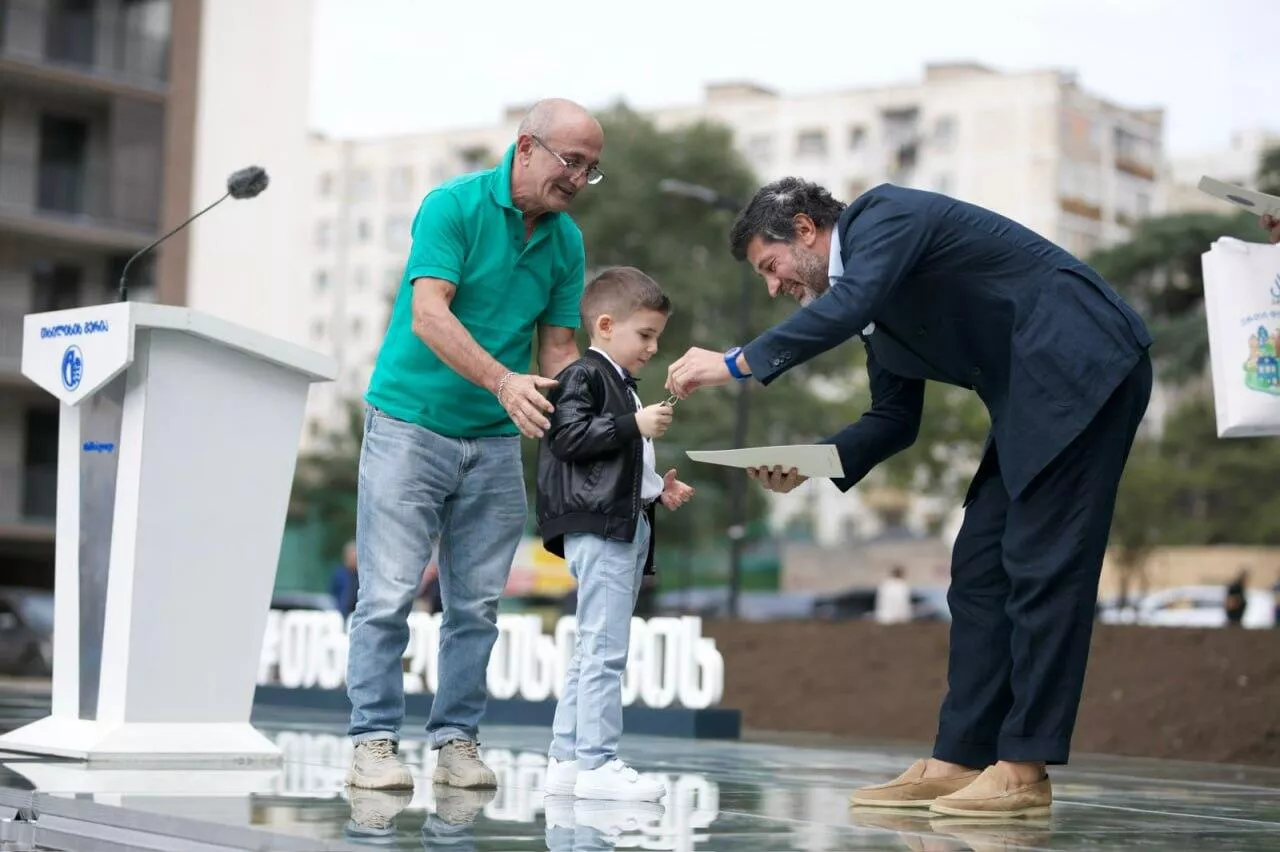 Мэр Тбилиси передал семьям, живущим в аварийных домах ключи от новых квартир