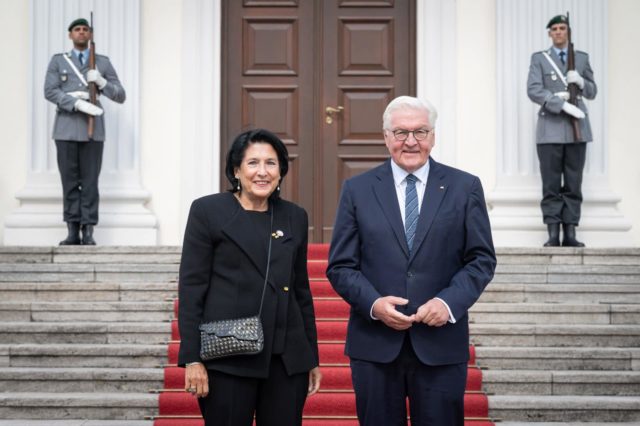 Зурабишвили посетила Германию, нарушив конституцию Грузии