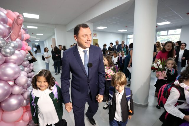 Министр образования Грузии поздравил первоклассников с началом нового учебного года