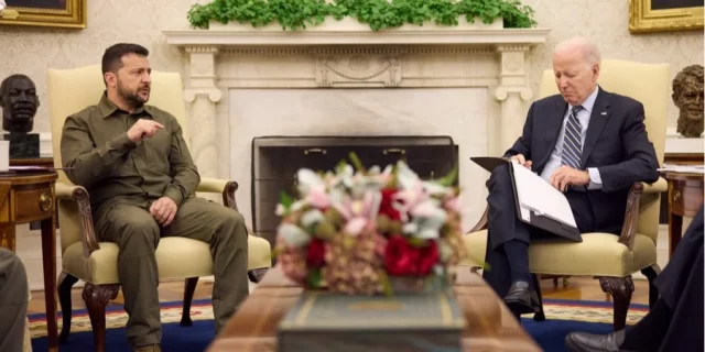 Зеленский встретился с Байденом 18 сентября Зеленский прибыл в Нью-Йорк на Генассамблею ООН. На следующий день он выступил на общих дебатах, где напомнил мировым лидерам о преступлениях России, призвал восстановить действие Устава ООН и поддержать украинскую формулу мира. 20 сентября президент принял участие в заседании Совбеза ООН. Он раскритиковал организацию и предложил реформы для преодоления вето РФ. Во время визита в Вашингтон 21 сентября Зеленский встретится с американским лидером Джо Байденом. Владимир Зеленский по итогам встреч с президентом Джо Байденом и конгрессменами США анонсировал приятные сюрпризы для Украины. Об этом он сообщил в комментарии после встречи с американским коллегой, которую президент назвал «очень весомой». «Много чего везем в Украину», — анонсировал он, сославшись на конфиденциальность переговоров и не предоставив подробностей. Он добавил, что достигнута новая договоренность о сотрудничестве Украины и Соединенных Штатов для производства оружия и оборонных систем. «Готовим промышленную базу, чтобы производить системы ПВО и другие необходимые вещи в совместном производстве», — сообщил президент. Эту договоренность он назвал результатом Вильнюсского саммита НАТО, декларации стран G7, а также двусторонних договоренностей в области безопасности. «В ходе встречи также обсудили определенные шаги по расширению экспорта зерна из Украины, достигнута договоренность о продолжении работы над формулой мира», — рассказал Зеленский. Президент также сообщил, что говорили об усилении украинского государства и институтов, восстановлении страны после боевых действий и международном сотрудничестве. Зеленский также поблагодарил Президента США за объявленный новый пакет помощи Украине. Госсекретарь США Энтони Блинкен объявил о предоставлении Украине новой военной помощи на $128 миллионов, а также еще на $197 миллионов вооружения и оборудования в рамках ранее разрешенных изъятий из запасов Пентагона, сообщает CNN. «Пакет включает в себя дополнительные боеприпасы противовоздушной обороны, для усиления защиты Украины против нападений со стороны России сейчас и зимой, когда Москва, вероятно, возобновит свои атаки на критически важную инфраструктуру Украины», — заявил Энтони Блинкен. В число наименований вошли артиллерийские боеприпасы и средства противотанковой борьбы, а также кассетные боеприпасы, которые, по словам Государственного секретаря, еще больше усилят способность Украины продолжать контрнаступление против российских войск. В частности, новый пакет помощи включает: • Ракеты AIM-9M для систем ПВО; • Дополнительный боекомплект для HIMARS; • Самоходные ЗРК AN/TWQ-1 Avenger; • Пулеметы калибра 50 для борьбы с беспилотниками; • Артиллерийские снаряды калибра 105 мм; • Артиллерийские снаряды калибра 155 мм, включая DPICM (кассетные); • Ракеты трубного пуска с оптическим отслеживанием и проводной наводкой TOW; • ПТРК Javelin и AT-4; • Более трех миллионов патронов; • 59 легких тактических автомобилей; • Подрывные боеприпасы для расчистки помех; • Запасные части, обеспечение обслуживания и другое полевое оборудование. По итогам переговоров, президент Байден также анонсировал, что на следующей неделе первый американский танк Abrams поступит в Украину. «Россия бомбит украинские порты, разъединяет семьи, ворует тысячи украинских детей и, наконец, собирается использовать зиму как оружие. Каждая семья в Соединенных Штатах понимает, за что воюет Украина. Только Россия единолично препятствует пути к миру», — подчеркнул Байден.// Лидеры республиканцев в Конгрессе США рассматривают сокращение помощи Украине в своем законопроекте о долгосрочных расходах на финансирование Пентагона, сообщили CNN два источника. Как сообщает издание, сокращения помощи Украине может помочь привлечь на свою сторону сторонников жесткой линии, однако непонятно, примут ли это предложение умеренные республиканцы и так называемые оборонные ястребы, и без того недолюбливающие правый фланг партии. Блок сторонников жесткой линии провалил процедурное голосование по законопроекту об обороне, частично из-за противодействия по финансированию законопроектом 300 миллионов долларов для Украины в рамках инициативы «Помощь безопасности Украины». Это не дополнительное финансирование, о котором просит Белый дом, а помощь, финансируемая с 2014 года, когда Россия вторглась в Крым. В законопроекте отмечено, что деньги могут быть использованы на обучение, оборудование, помощь при летальных исходах, материально-техническую поддержку, услуги, зарплаты, стипендии и разведку. Законопроект о расходах на оборону включает все виды финансирования для иностранных правительств, включая Кувейт. После неудачного голосования, пишет издание, несколько законодателей от Республиканской партии – некоторые из них были заметно разочарованы – отправились в офис Республиканской партии в Палате представителей для консультаций. Во время встречи с американскими сенаторами на Капитолийском холме Зеленский сказал: «Если мы не получим помощь, мы проигрываем войну». Как сообщалось, Спикер Палаты представителей Конгресса США республиканец Кевин МакКарти отказал президенту Украины Владимиру Зеленскому в участии в совместном заседании обеих палат Конгресса 21 сентября. Это разрушило планы выступления с речью перед всеми законодателями.