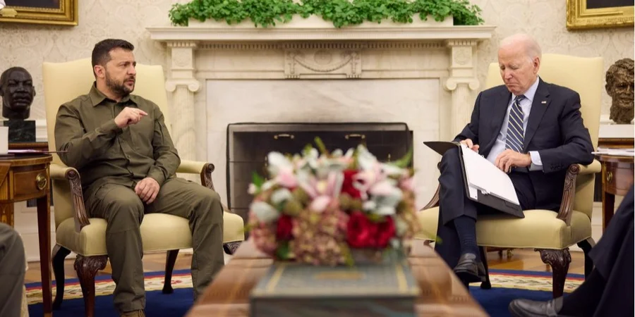 Зеленский встретился с Байденом 18 сентября Зеленский прибыл в Нью-Йорк на Генассамблею ООН. На следующий день он выступил на общих дебатах, где напомнил мировым лидерам о преступлениях России, призвал восстановить действие Устава ООН и поддержать украинскую формулу мира. 20 сентября президент принял участие в заседании Совбеза ООН. Он раскритиковал организацию и предложил реформы для преодоления вето РФ. Во время визита в Вашингтон 21 сентября Зеленский встретится с американским лидером Джо Байденом. Владимир Зеленский по итогам встреч с президентом Джо Байденом и конгрессменами США анонсировал приятные сюрпризы для Украины. Об этом он сообщил в комментарии после встречи с американским коллегой, которую президент назвал «очень весомой». «Много чего везем в Украину», — анонсировал он, сославшись на конфиденциальность переговоров и не предоставив подробностей. Он добавил, что достигнута новая договоренность о сотрудничестве Украины и Соединенных Штатов для производства оружия и оборонных систем. «Готовим промышленную базу, чтобы производить системы ПВО и другие необходимые вещи в совместном производстве», — сообщил президент. Эту договоренность он назвал результатом Вильнюсского саммита НАТО, декларации стран G7, а также двусторонних договоренностей в области безопасности. «В ходе встречи также обсудили определенные шаги по расширению экспорта зерна из Украины, достигнута договоренность о продолжении работы над формулой мира», — рассказал Зеленский. Президент также сообщил, что говорили об усилении украинского государства и институтов, восстановлении страны после боевых действий и международном сотрудничестве. Зеленский также поблагодарил Президента США за объявленный новый пакет помощи Украине. Госсекретарь США Энтони Блинкен объявил о предоставлении Украине новой военной помощи на $128 миллионов, а также еще на $197 миллионов вооружения и оборудования в рамках ранее разрешенных изъятий из запасов Пентагона, сообщает CNN. «Пакет включает в себя дополнительные боеприпасы противовоздушной обороны, для усиления защиты Украины против нападений со стороны России сейчас и зимой, когда Москва, вероятно, возобновит свои атаки на критически важную инфраструктуру Украины», — заявил Энтони Блинкен. В число наименований вошли артиллерийские боеприпасы и средства противотанковой борьбы, а также кассетные боеприпасы, которые, по словам Государственного секретаря, еще больше усилят способность Украины продолжать контрнаступление против российских войск. В частности, новый пакет помощи включает: • Ракеты AIM-9M для систем ПВО; • Дополнительный боекомплект для HIMARS; • Самоходные ЗРК AN/TWQ-1 Avenger; • Пулеметы калибра 50 для борьбы с беспилотниками; • Артиллерийские снаряды калибра 105 мм; • Артиллерийские снаряды калибра 155 мм, включая DPICM (кассетные); • Ракеты трубного пуска с оптическим отслеживанием и проводной наводкой TOW; • ПТРК Javelin и AT-4; • Более трех миллионов патронов; • 59 легких тактических автомобилей; • Подрывные боеприпасы для расчистки помех; • Запасные части, обеспечение обслуживания и другое полевое оборудование. По итогам переговоров, президент Байден также анонсировал, что на следующей неделе первый американский танк Abrams поступит в Украину. «Россия бомбит украинские порты, разъединяет семьи, ворует тысячи украинских детей и, наконец, собирается использовать зиму как оружие. Каждая семья в Соединенных Штатах понимает, за что воюет Украина. Только Россия единолично препятствует пути к миру», — подчеркнул Байден.// Лидеры республиканцев в Конгрессе США рассматривают сокращение помощи Украине в своем законопроекте о долгосрочных расходах на финансирование Пентагона, сообщили CNN два источника. Как сообщает издание, сокращения помощи Украине может помочь привлечь на свою сторону сторонников жесткой линии, однако непонятно, примут ли это предложение умеренные республиканцы и так называемые оборонные ястребы, и без того недолюбливающие правый фланг партии. Блок сторонников жесткой линии провалил процедурное голосование по законопроекту об обороне, частично из-за противодействия по финансированию законопроектом 300 миллионов долларов для Украины в рамках инициативы «Помощь безопасности Украины». Это не дополнительное финансирование, о котором просит Белый дом, а помощь, финансируемая с 2014 года, когда Россия вторглась в Крым. В законопроекте отмечено, что деньги могут быть использованы на обучение, оборудование, помощь при летальных исходах, материально-техническую поддержку, услуги, зарплаты, стипендии и разведку. Законопроект о расходах на оборону включает все виды финансирования для иностранных правительств, включая Кувейт. После неудачного голосования, пишет издание, несколько законодателей от Республиканской партии – некоторые из них были заметно разочарованы – отправились в офис Республиканской партии в Палате представителей для консультаций. Во время встречи с американскими сенаторами на Капитолийском холме Зеленский сказал: «Если мы не получим помощь, мы проигрываем войну». Как сообщалось, Спикер Палаты представителей Конгресса США республиканец Кевин МакКарти отказал президенту Украины Владимиру Зеленскому в участии в совместном заседании обеих палат Конгресса 21 сентября. Это разрушило планы выступления с речью перед всеми законодателями.