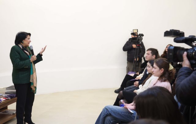 Зурабишвили помилует Саакашвили?