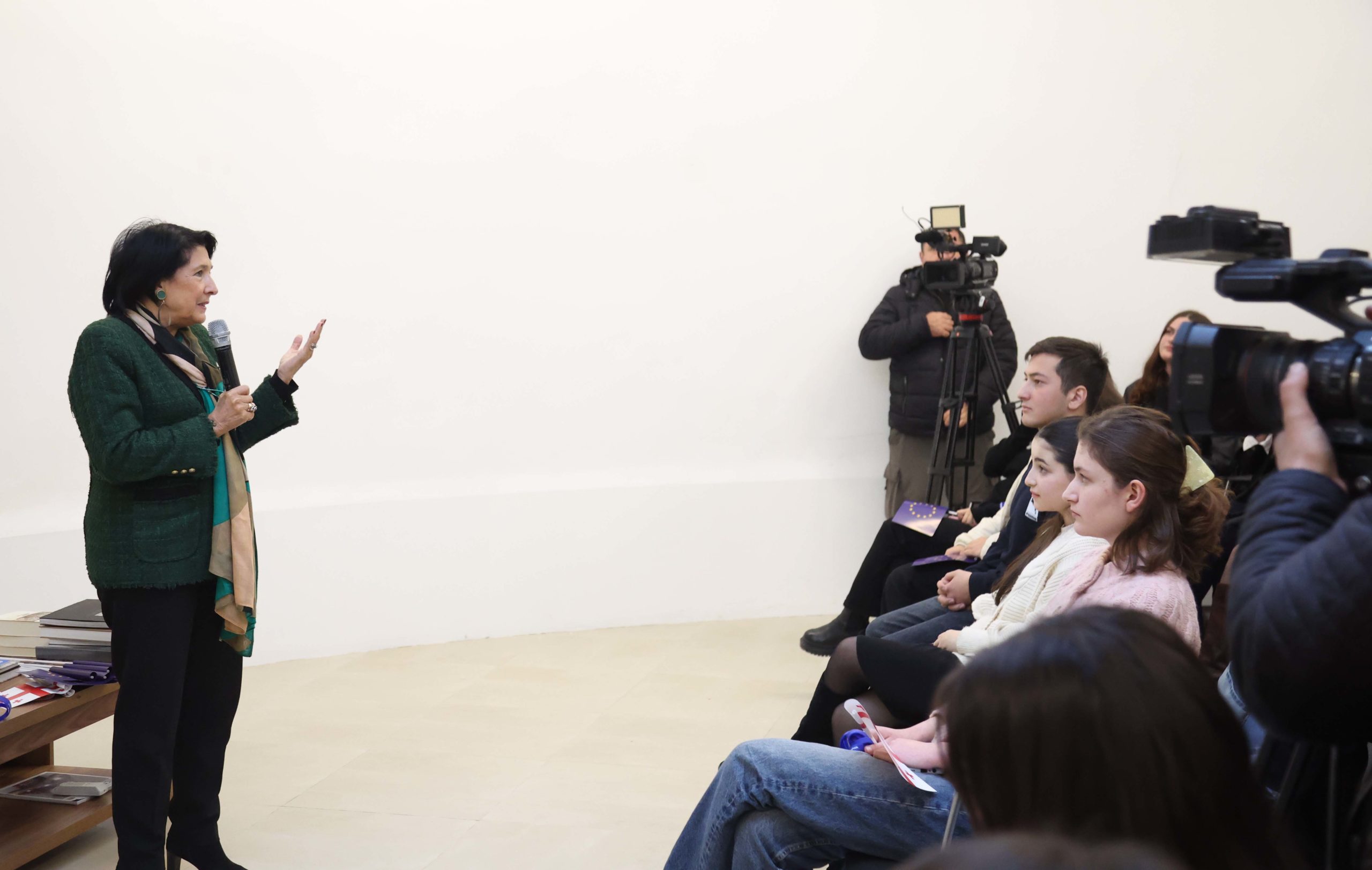 Зурабишвили помилует Саакашвили?