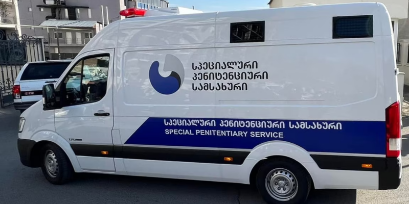 Грузия в Глобальном индексе «Закона и порядка» приблизилась к Германии и Швеции Международная исследовательская организация Gallup опубликовала ежегодный глобальный индекс «Закона и порядка», в котором улучшился показатель Грузии за 2022 год и составляет 87 баллов, сообщает МВД Грузии. Исследование Gallup проводилось в период с 8 августа по 31 октября 2022 года, в ходе которого, методом прямых интервью, были опрошены 1000 респондентов. По информации ведомства, индекс оценивает положение граждан в разных странах мира по следующим показателям: личная безопасность людей, чувство защищенности и уровень их доверия к правоохранительным органам. «По результатам исследования, по сравнению с отчетом 2022 года, индекс Грузии в этом году улучшился и составляет 87 баллов. Согласно присвоенному индексу, Грузия опережает такие страны, как: Франция, Италия, Австралия, Венгрия, Бельгия, Канада, Япония, Хорватия и другие. Согласно исследованию, Грузия находится рядом с такими странами, как Австрия, Нидерланды и Гонконг. Также показатель Грузии всего на 1-2 балла ниже показателя Германии, Швеции, Португалии, Эстонии и Испании», — говорится в сообщении. Суд оштрафовал оппозиционеров за массовую драку Тбилисский городской суд оштрафовал бывшего председателя крупнейшей оппозиционной партии Грузии "Единое национальное движение" Нику Мелия и двух его однопартийцев, Бачо Долидзе и Звиада Куправа, на 2 тысячи лари (около 750 долларов) каждого за административное правонарушение, сообщает Первый канал. Политики вместе со своими сторонниками были задержаны 22 сентября в административном порядке в спальном районе Тбилиси Глдани, куда они приехали после того, как узнали о нападении на своего однопартийца, депутата сакребуло Тбилиси Ираклия Эдзгверадзе. Во время конфликта политики препятствовали сотрудникам МВД выполнять свои обязанности, оскорбляли, оказывали сопротивление. Судья Натия Бускадзе признала всех троих административными правонарушителями за мелкое хулиганство и неподчинение законному требованию полиции. Защита планирует обжаловать решение в Апелляционном суде. Что касается дела об избиении Ираклия Эдзгверадзе, то полиция задержала шесть человек по факту группового избиения депутата тбилисского сакребуло (городское собрание). Уголовное дело возбуждено по факту группового насилия в отношении двух или более лиц, что предусматривает наказание в виде лишения свободы на срок до двух лет. Задержаны трое сбежавших из клиники заключенных Из клиники «Аверси», расположенной в районе Сабуртало, сбежали трое заключенных. После почти 24-часовой поисковой операции все три беглеца были задержаны и помещены в изолятор временного содержания. Один из троих сбежавших из клиники "Аверси" в Тбилиси заключенных отбывал наказание за особо тяжкое преступление. Ника Тоидзе – находился в тюремном заключении в течение двух лет за ранение несовершеннолетнего в 2021 году. Второй из беглецов отбывал наказание за незаконное приобретение и хранение наркотиков, а третий – за кражу. Заключенные сбежали через задний двор клиники "Аверси", где находится стоянка автомобилей. По словам очевидцев, побег произошел в тот момент, когда после прохождения медицинских процедур на заключенных надевали наручники. Генеральная инспекция Минюста ведет расследование по статье "Побег из мест задержания, учреждения содержания под стражей или учреждения лишения свободы либо во время конвоирования". Преступление наказывается тюремным заключением на срок от шести до восьми лет. Трое заключенных, которых вывезли из тюрьмы в клинику "Аверси" в Тбилиси на обследование, смогли убежать, так как начальник конвойной группы забыл запереть дверь машины, говорится в сообщении прокуратуры Грузии. Побег произошел после того, как шестеро осужденных прошли обследование в клинике и их отвели в машину, чтобы вернуть в тюрьму №15, где они отбывают наказание. Это пенитенциарное учреждение находится в селе Ксани Мцхетского района, неподалеку от Тбилиси. "При конвоировании начальник конвойной группы не соблюдал установленные правила конвоирования, оставил осужденных без постоянного визуального наблюдения и должным образом не запер двери специального транспортного средства. Этим воспользовались трое осужденных, которые беспрепятственно покинули транспортное средство через открытые двери и скрылись", – говорится в сообщении прокуратуры. Беглецов задержали в течение суток после побега. Также под стражу взят начальник конвойной группы, ему было предъявлено обвинение в нарушении установленного на службе порядка вследствие небрежного отношения к нему, повлекшем побег осужденного (342 статья УК Грузии). Прокуратура будет ходатайствовать на суде о помещении начальника конвойной группы в заключение на время следствия. Что касается осужденных, обвиняемых в побеге, им грозит лишение свободы на срок от шести до восьми лет. Гражданин США задержан в Грузии Задержан гражданина США, разыскиваемого по красному циркуляру Интерпола за совершение ряда тяжких преступлений, говорится в сообщении на сайте министерства внутренних дел Грузии. Ордер на арест включает в себя четыре обвинения от штата Техас. Это постоянное сексуальное домогательство к несовершеннолетнему ребенку, сексуальное насилие над несовершеннолетними детьми при отягчающих обстоятельствах (в возрасте младше 14 лет), нападение на члена семьи с обструкцией дыхательных путей (попытка удушения) и нападение с применением опасного для жизни оружия при отягчающих обстоятельствах. Ордер на арест также включает семь обвинений от штата Луизиана. По данным МВД, это ложное представление публичных записей, фальсификация документов путем мошенничества и два эпизода кражи на сумму от 5 до 25 тысяч долларов. "Расследование установило, что обвиняемый приехал в Грузию в апреле 2023 года. Граница Грузии была пересечена еще до того, как он был объявлен международный розыск", – говорится в сообщении МВД. Генеральный секретариат Интерпола объявил обвиняемого в международный розыск по красному циркуляру 27 июня 2023 года. Как отмечено в сообщении МВД, Грузия, как член Интерпола, активно включилась в поисковую операцию. Все необходимые оперативно-следственные действия были проведены полицией в интенсивном режиме. В результате тесного сотрудничества между сотрудниками Департамента центральной криминальной полиции МВД Грузии и Службой дипломатической безопасности посольства США - региональной службой безопасности было установлено местонахождение преступника и произведен его арест. В настоящий момент задержанный переведен в пенитенциарное учреждение, и в отношении него проводятся предусмотренные законом экстрадиционные процедуры. Фермеры присвоили 1 132 783 лари принадлежащих государству Участники государственного проекта "Внедри будущее" Агентства сельского хозяйства Грузии задержаны за присвоение суммы в большом размере и изготовление фальшивых документов, говорится в сообщении Следственной службы Минфина Грузии. Сотрудники службы уличили четырех человек в присвоении денег, принадлежащих государству, и изготовлении фальшивых документов. Трое обвиняемых задержаны. Следствие установило, что бенефициары проекта получили от Агентства 1 049 230 лари (388 тысяч долларов) для приобретения саженцев яблонь и миндаля. Эти деньги вместе с суммой соучастия (700 758 лари) они перечислили в компанию, принадлежащую им. Компания должна была заняться импортом саженцев, обустройством скважин, садов, систем точечного орошения на земельных участках. Однако директор компании и его два сотрудника осуществили импорт саженцев миндаля только на сумму в 67 205 лари (24,8 тысячи долларов), а остальные 1 132 783 лари (418,8 тысячи долларов) присвоили. Они заказали аудитору фальшивое аудиторское заключение касательно обустройства скважин и представили его Агентству сельского развития для подтверждения целевого использования полученной суммы. Следствие продолжается по двум статьям УК Грузии: "Присвоение или растрата" и "Изготовление, сбыт или использование поддельных документов, печатей, штампов или бланков". Обвиняемым грозит лишение свободы на срок от 7 до 11 лет. В Грузии изъяли более 11 миллионов психотропных лекарств, продаваемых незаконно Сотрудники Агентства регулирования медицинской и фармацевтической деятельности Грузии в 2023 году изъяли из авторизированных аптек 11 341 684 единицы психотропных медикаментов, продаваемых без соответствующего разрешения и рецептов, сообщает пресс-служба ведомства. Всего за первые девять месяцев этого года в 62 аптеках Грузии было зафиксировано 258 фактов незаконной фармацевтической деятельности. Инспекторы выяснили, что 97 753 единицы психотропных лекарств были в аптеках, у которых вообще не было права продавать подобные медикаменты. В остальных случаях эти медикаменты продавались без необходимого рецепта. Сотрудники агентства составили протоколы административного правонарушения. Подобная незаконная фармацевтическая деятельность наказывается штрафом в размере от 6 до 16 тысяч лари (порядка 2,2-6 тысячи долларов). Информацию о нарушениях инспекторы направили Следственной службе Минфина Грузии. Мужчина пытался изнасиловать туристок в районе Мтацминда В Тбилиси задержан мужчина, подозреваемый в попытках изнасилования туристок в районе подъема на гору Мтацминда, подтвердили в МВД. Подозреваемого опознали женщины, ставшие объектами нападения. На данный момент известно о двух таких случаях – в полицию обратились гражданки России и Канады. София Журавкова рассказала в соцсетях, что в лесопарке недалеко от жилых домов мужчина напал на нее со спины. Девушке удалось отбиться и убежать. Позже стало известно, что этот же мужчина напал на туристку из Канады. Кроме попытки изнасилования, следствие идет по делу о краже, у одной из женщин мужчина отнял телефон. Лесопарк на горе Мтацминда не первый раз становится местом для подбных происшествий. 30 июля 2021 года здесь была убита австралийка Шанай Брук, преподававшая в Грузии английский язык. По обвинению в умышленном убийстве при отягчающих обстоятельствах к 20 годам был приговорен житель Тбилиси, 33-летний Рафаэль Мурсакулов. Разбойное нападение на обменник криптовалют в Тбилиси Прокуратура Грузии предъявила обвинения двум задержанным по делу о разбойном нападением на пункт обмена криптовалют в Тбилиси, в результате которого было похищено более 800 тысяч долларов, сообщили в пресс-службе ведомства. Согласно данным следствия, 30 октября 2023 года обвиняемые вместе с другими лицами напали на людей, находящихся в обменнике криптовалют в Тбилиси, и, угрожая расправой, незаконно присвоили крупную сумму денег. Было похищено 810,3 тысячи долларов, 110 евро и 6,5 тысячи лари, принадлежащих клиентам, находящимся в офисе, и самой компании. Задержанным предъявлено обвинение по статье "Разбой, совершенный группой лиц, с целью завладения вещью в крупном размере". Преступление наказывается лишением свободы на срок от восьми до 12 лет. Прокуратура в установленный законом срок обратится в Тбилисский городской суд с ходатайством о применении к обвиняемым меры пресечения в виде лишения свободы. Расследование дела продолжается. Принимаются соответствующие меры по установлению и задержанию других лиц, причастных к преступлению. Обстрелян автомобиль бывшего мэра Дманиси Автомобиль бывшего мэра Дманиси (регион Квемо Картли) Георгия Татулашвили обстреляли неизвестные, сообщает телекомпания "Рустави 2". По имеющейся информации, в направлении Татулашили было сделано пять выстрелов. Во время инцидента бывший мэр Дманиси находился в автомобиле один. На месте работают правоохранители, параллельно идет опрос очевидцев. Автомобиль отвезли на экспертизу. По данным СМИ, нападавших преследовала полиция, но они не подчинились требованиям правоохранителей. Преступникам удалось скрыться. Георгий Татуашвили был избран мэром Дманисского района на выборах в органы местного самоуправления в 2017 году от правящей партии "Грузинская мечта – демократическая Грузия". Спустя три года, в августе 2020 года Татуашвили был исключен из партии. Позже на выборах 2021 года на пост мэра Дманиси его выдвинула оппозиционная партия "Единое национальное движение". Грузия в Глобальном индексе «Закона и порядка» приблизилась к Германии и Швеции Международная исследовательская организация Gallup опубликовала ежегодный глобальный индекс «Закона и порядка», в котором улучшился показатель Грузии за 2022 год и составляет 87 баллов, сообщает МВД Грузии. Исследование Gallup проводилось в период с 8 августа по 31 октября 2022 года, в ходе которого, методом прямых интервью, были опрошены 1000 респондентов. По информации ведомства, индекс оценивает положение граждан в разных странах мира по следующим показателям: личная безопасность людей, чувство защищенности и уровень их доверия к правоохранительным органам. «По результатам исследования, по сравнению с отчетом 2022 года, индекс Грузии в этом году улучшился и составляет 87 баллов. Согласно присвоенному индексу, Грузия опережает такие страны, как: Франция, Италия, Австралия, Венгрия, Бельгия, Канада, Япония, Хорватия и другие. Согласно исследованию, Грузия находится рядом с такими странами, как Австрия, Нидерланды и Гонконг. Также показатель Грузии всего на 1-2 балла ниже показателя Германии, Швеции, Португалии, Эстонии и Испании», — говорится в сообщении. Суд оштрафовал оппозиционеров за массовую драку Тбилисский городской суд оштрафовал бывшего председателя крупнейшей оппозиционной партии Грузии "Единое национальное движение" Нику Мелия и двух его однопартийцев, Бачо Долидзе и Звиада Куправа, на 2 тысячи лари (около 750 долларов) каждого за административное правонарушение, сообщает Первый канал. Политики вместе со своими сторонниками были задержаны 22 сентября в административном порядке в спальном районе Тбилиси Глдани, куда они приехали после того, как узнали о нападении на своего однопартийца, депутата сакребуло Тбилиси Ираклия Эдзгверадзе. Во время конфликта политики препятствовали сотрудникам МВД выполнять свои обязанности, оскорбляли, оказывали сопротивление. Судья Натия Бускадзе признала всех троих административными правонарушителями за мелкое хулиганство и неподчинение законному требованию полиции. Защита планирует обжаловать решение в Апелляционном суде. Что касается дела об избиении Ираклия Эдзгверадзе, то полиция задержала шесть человек по факту группового избиения депутата тбилисского сакребуло (городское собрание). Уголовное дело возбуждено по факту группового насилия в отношении двух или более лиц, что предусматривает наказание в виде лишения свободы на срок до двух лет. Задержаны трое сбежавших из клиники заключенных Из клиники «Аверси», расположенной в районе Сабуртало, сбежали трое заключенных. После почти 24-часовой поисковой операции все три беглеца были задержаны и помещены в изолятор временного содержания. Один из троих сбежавших из клиники "Аверси" в Тбилиси заключенных отбывал наказание за особо тяжкое преступление. Ника Тоидзе – находился в тюремном заключении в течение двух лет за ранение несовершеннолетнего в 2021 году. Второй из беглецов отбывал наказание за незаконное приобретение и хранение наркотиков, а третий – за кражу. Заключенные сбежали через задний двор клиники "Аверси", где находится стоянка автомобилей. По словам очевидцев, побег произошел в тот момент, когда после прохождения медицинских процедур на заключенных надевали наручники. Генеральная инспекция Минюста ведет расследование по статье "Побег из мест задержания, учреждения содержания под стражей или учреждения лишения свободы либо во время конвоирования". Преступление наказывается тюремным заключением на срок от шести до восьми лет. Трое заключенных, которых вывезли из тюрьмы в клинику "Аверси" в Тбилиси на обследование, смогли убежать, так как начальник конвойной группы забыл запереть дверь машины, говорится в сообщении прокуратуры Грузии. Побег произошел после того, как шестеро осужденных прошли обследование в клинике и их отвели в машину, чтобы вернуть в тюрьму №15, где они отбывают наказание. Это пенитенциарное учреждение находится в селе Ксани Мцхетского района, неподалеку от Тбилиси. "При конвоировании начальник конвойной группы не соблюдал установленные правила конвоирования, оставил осужденных без постоянного визуального наблюдения и должным образом не запер двери специального транспортного средства. Этим воспользовались трое осужденных, которые беспрепятственно покинули транспортное средство через открытые двери и скрылись", – говорится в сообщении прокуратуры. Беглецов задержали в течение суток после побега. Также под стражу взят начальник конвойной группы, ему было предъявлено обвинение в нарушении установленного на службе порядка вследствие небрежного отношения к нему, повлекшем побег осужденного (342 статья УК Грузии). Прокуратура будет ходатайствовать на суде о помещении начальника конвойной группы в заключение на время следствия. Что касается осужденных, обвиняемых в побеге, им грозит лишение свободы на срок от шести до восьми лет. Гражданин США задержан в Грузии Задержан гражданина США, разыскиваемого по красному циркуляру Интерпола за совершение ряда тяжких преступлений, говорится в сообщении на сайте министерства внутренних дел Грузии. Ордер на арест включает в себя четыре обвинения от штата Техас. Это постоянное сексуальное домогательство к несовершеннолетнему ребенку, сексуальное насилие над несовершеннолетними детьми при отягчающих обстоятельствах (в возрасте младше 14 лет), нападение на члена семьи с обструкцией дыхательных путей (попытка удушения) и нападение с применением опасного для жизни оружия при отягчающих обстоятельствах. Ордер на арест также включает семь обвинений от штата Луизиана. По данным МВД, это ложное представление публичных записей, фальсификация документов путем мошенничества и два эпизода кражи на сумму от 5 до 25 тысяч долларов. "Расследование установило, что обвиняемый приехал в Грузию в апреле 2023 года. Граница Грузии была пересечена еще до того, как он был объявлен международный розыск", – говорится в сообщении МВД. Генеральный секретариат Интерпола объявил обвиняемого в международный розыск по красному циркуляру 27 июня 2023 года. Как отмечено в сообщении МВД, Грузия, как член Интерпола, активно включилась в поисковую операцию. Все необходимые оперативно-следственные действия были проведены полицией в интенсивном режиме. В результате тесного сотрудничества между сотрудниками Департамента центральной криминальной полиции МВД Грузии и Службой дипломатической безопасности посольства США - региональной службой безопасности было установлено местонахождение преступника и произведен его арест. В настоящий момент задержанный переведен в пенитенциарное учреждение, и в отношении него проводятся предусмотренные законом экстрадиционные процедуры. Фермеры присвоили 1 132 783 лари принадлежащих государству Участники государственного проекта "Внедри будущее" Агентства сельского хозяйства Грузии задержаны за присвоение суммы в большом размере и изготовление фальшивых документов, говорится в сообщении Следственной службы Минфина Грузии. Сотрудники службы уличили четырех человек в присвоении денег, принадлежащих государству, и изготовлении фальшивых документов. Трое обвиняемых задержаны. Следствие установило, что бенефициары проекта получили от Агентства 1 049 230 лари (388 тысяч долларов) для приобретения саженцев яблонь и миндаля. Эти деньги вместе с суммой соучастия (700 758 лари) они перечислили в компанию, принадлежащую им. Компания должна была заняться импортом саженцев, обустройством скважин, садов, систем точечного орошения на земельных участках. Однако директор компании и его два сотрудника осуществили импорт саженцев миндаля только на сумму в 67 205 лари (24,8 тысячи долларов), а остальные 1 132 783 лари (418,8 тысячи долларов) присвоили. Они заказали аудитору фальшивое аудиторское заключение касательно обустройства скважин и представили его Агентству сельского развития для подтверждения целевого использования полученной суммы. Следствие продолжается по двум статьям УК Грузии: "Присвоение или растрата" и "Изготовление, сбыт или использование поддельных документов, печатей, штампов или бланков". Обвиняемым грозит лишение свободы на срок от 7 до 11 лет. В Грузии изъяли более 11 миллионов психотропных лекарств, продаваемых незаконно Сотрудники Агентства регулирования медицинской и фармацевтической деятельности Грузии в 2023 году изъяли из авторизированных аптек 11 341 684 единицы психотропных медикаментов, продаваемых без соответствующего разрешения и рецептов, сообщает пресс-служба ведомства. Всего за первые девять месяцев этого года в 62 аптеках Грузии было зафиксировано 258 фактов незаконной фармацевтической деятельности. Инспекторы выяснили, что 97 753 единицы психотропных лекарств были в аптеках, у которых вообще не было права продавать подобные медикаменты. В остальных случаях эти медикаменты продавались без необходимого рецепта. Сотрудники агентства составили протоколы административного правонарушения. Подобная незаконная фармацевтическая деятельность наказывается штрафом в размере от 6 до 16 тысяч лари (порядка 2,2-6 тысячи долларов). Информацию о нарушениях инспекторы направили Следственной службе Минфина Грузии. Мужчина пытался изнасиловать туристок в районе Мтацминда В Тбилиси задержан мужчина, подозреваемый в попытках изнасилования туристок в районе подъема на гору Мтацминда, подтвердили в МВД. Подозреваемого опознали женщины, ставшие объектами нападения. На данный момент известно о двух таких случаях – в полицию обратились гражданки России и Канады. София Журавкова рассказала в соцсетях, что в лесопарке недалеко от жилых домов мужчина напал на нее со спины. Девушке удалось отбиться и убежать. Позже стало известно, что этот же мужчина напал на туристку из Канады. Кроме попытки изнасилования, следствие идет по делу о краже, у одной из женщин мужчина отнял телефон. Лесопарк на горе Мтацминда не первый раз становится местом для подбных происшествий. 30 июля 2021 года здесь была убита австралийка Шанай Брук, преподававшая в Грузии английский язык. По обвинению в умышленном убийстве при отягчающих обстоятельствах к 20 годам был приговорен житель Тбилиси, 33-летний Рафаэль Мурсакулов. Разбойное нападение на обменник криптовалют в Тбилиси Прокуратура Грузии предъявила обвинения двум задержанным по делу о разбойном нападением на пункт обмена криптовалют в Тбилиси, в результате которого было похищено более 800 тысяч долларов, сообщили в пресс-службе ведомства. Согласно данным следствия, 30 октября 2023 года обвиняемые вместе с другими лицами напали на людей, находящихся в обменнике криптовалют в Тбилиси, и, угрожая расправой, незаконно присвоили крупную сумму денег. Было похищено 810,3 тысячи долларов, 110 евро и 6,5 тысячи лари, принадлежащих клиентам, находящимся в офисе, и самой компании. Задержанным предъявлено обвинение по статье "Разбой, совершенный группой лиц, с целью завладения вещью в крупном размере". Преступление наказывается лишением свободы на срок от восьми до 12 лет. Прокуратура в установленный законом срок обратится в Тбилисский городской суд с ходатайством о применении к обвиняемым меры пресечения в виде лишения свободы. Расследование дела продолжается. Принимаются соответствующие меры по установлению и задержанию других лиц, причастных к преступлению. Обстрелян автомобиль бывшего мэра Дманиси Автомобиль бывшего мэра Дманиси (регион Квемо Картли) Георгия Татулашвили обстреляли неизвестные, сообщает телекомпания "Рустави 2". По имеющейся информации, в направлении Татулашили было сделано пять выстрелов. Во время инцидента бывший мэр Дманиси находился в автомобиле один. На месте работают правоохранители, параллельно идет опрос очевидцев. Автомобиль отвезли на экспертизу. По данным СМИ, нападавших преследовала полиция, но они не подчинились требованиям правоохранителей. Преступникам удалось скрыться. Георгий Татуашвили был избран мэром Дманисского района на выборах в органы местного самоуправления в 2017 году от правящей партии "Грузинская мечта – демократическая Грузия". Спустя три года, в августе 2020 года Татуашвили был исключен из партии. Позже на выборах 2021 года на пост мэра Дманиси его выдвинула оппозиционная партия "Единое национальное движение". 