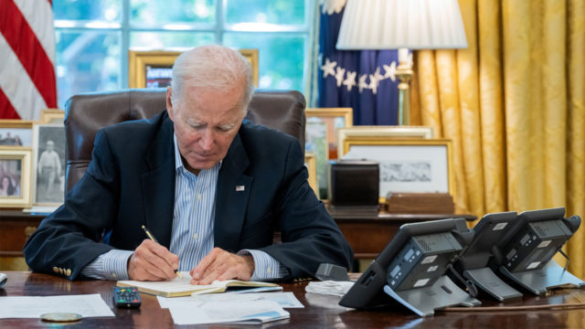 Президент США подписал указ о вторичных санкциях против банков, находящихся в разных странах